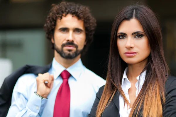 Sonriente gente de negocios al aire libre — Foto de Stock