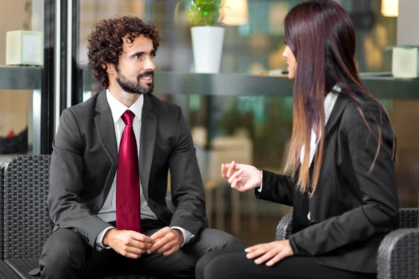 Gente de negocios hablando —  Fotos de Stock