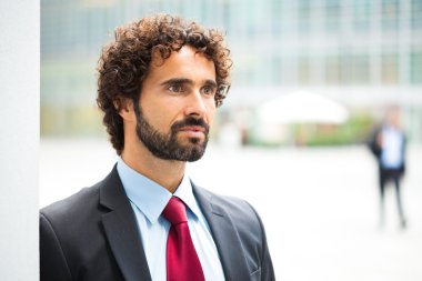 bir kentsel ortamda işadamı