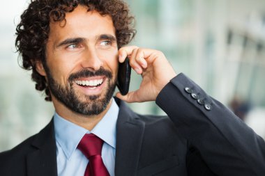 İş adamı telefonda konuşuyor.