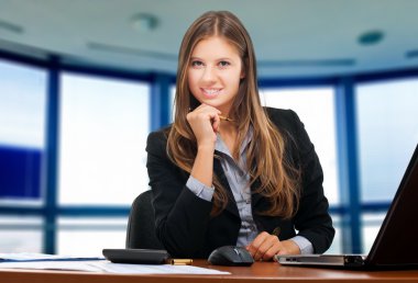 Bir ofis ortamında iş kadını