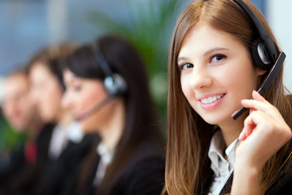 Upptagen call center operatörer — Stockfoto