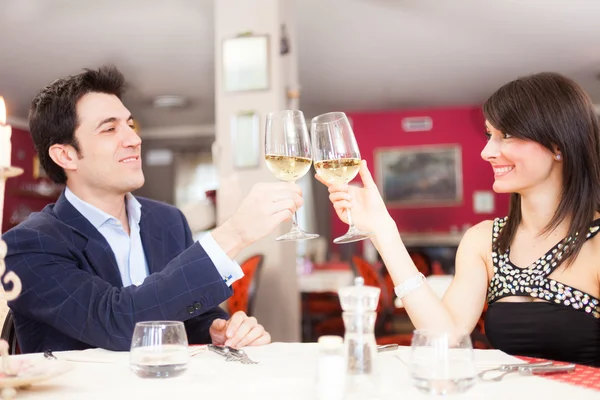 Un par de copas de vino tostadas — Foto de Stock