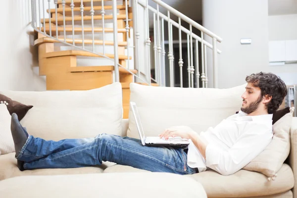 Man använder laptop i lägenhet — Stockfoto