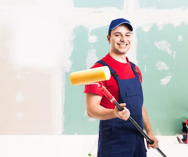 Pintor amigável no trabalho em um apartamento — Fotografia de Stock