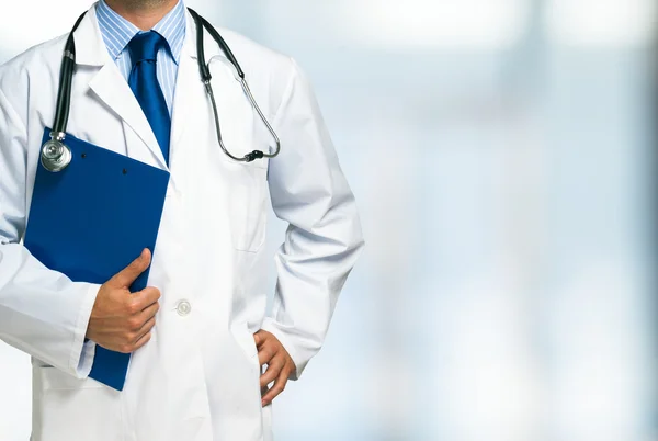 Médico segurando uma área de transferência — Fotografia de Stock