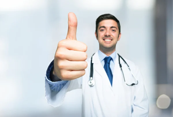 Médico sorrindo dando polegares para cima — Fotografia de Stock