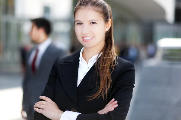 Femme d'affaires dans la ville moderne — Photo