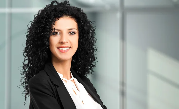 Mujer de negocios en la ciudad moderna — Foto de Stock