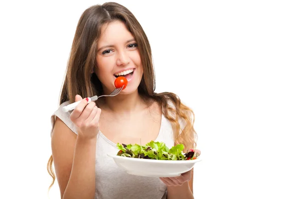 Молодая женщина ест здоровый салат — стоковое фото