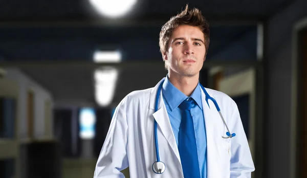 Guapo joven doctor — Foto de Stock