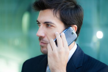 İş adamı cep telefonuyla konuşuyor.