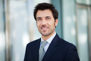 Gülümseyen iş adamı