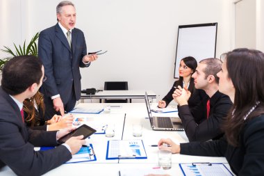 İş adamları tartışma var