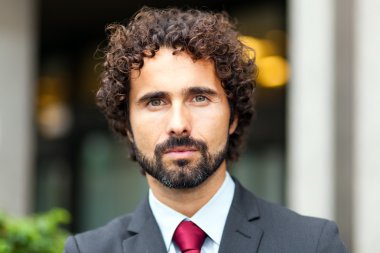 açık havada poz işadamı