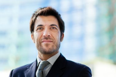 gülümseyen yakışıklı işadamı