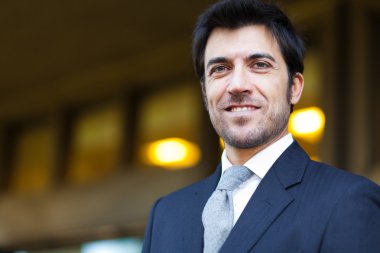 gülümseyen yakışıklı işadamı