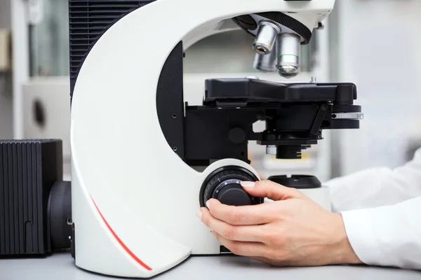 Científico usando un microscopio — Foto de Stock