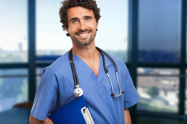 Médico masculino sonríe — Foto de Stock