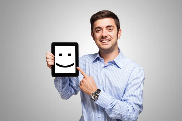 Hombre sosteniendo una tableta sonriente — Foto de Stock