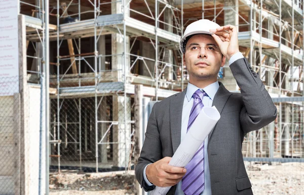 Man aan het werk in een bouwplaats — Stockfoto