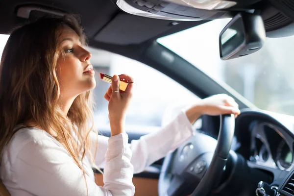 Vrouw make-up toe te passen tijdens het rijden — Stockfoto