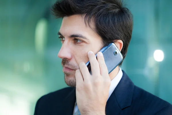 Obchodník mluví na mobilním telefonu — Stock fotografie