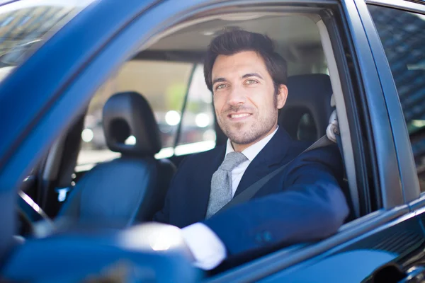 Homme conduisant une voiture — Photo