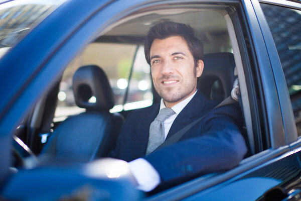 Человек за рулём машины