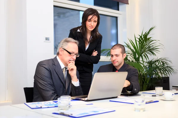 Empresarios usando computadora — Foto de Stock