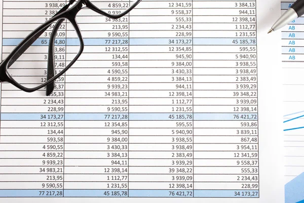 Finanzberichte und Grafiken — Stockfoto