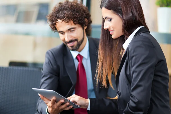 Geschäftsleute arbeiten am digitalen Tisch — Stockfoto