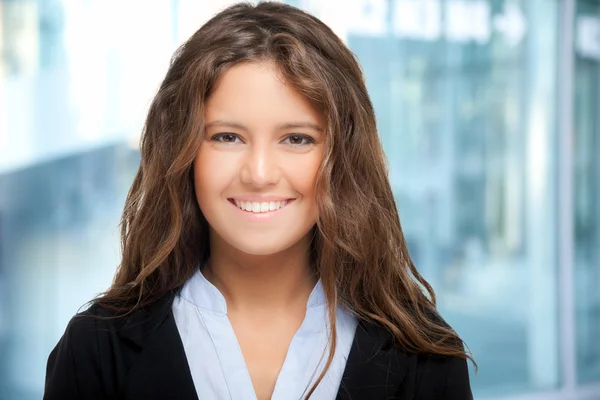 Mujer de negocios sonriendo en la oficina — Foto de Stock