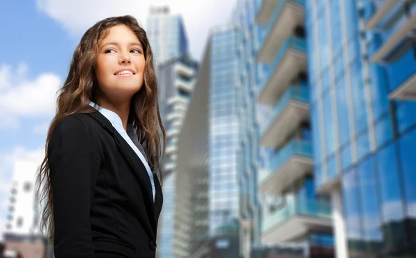 Femme d'affaires souriant dans le bureau — Photo