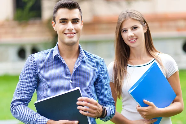 Estudantes sorrindo no parque — Fotografia de Stock