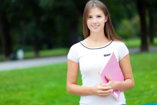 Student usmívající se venku — Stock fotografie