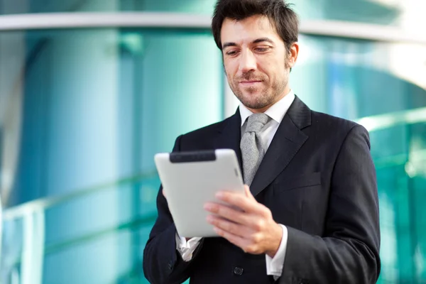 Zakenman lezen zijn digitale Tablet PC — Stockfoto