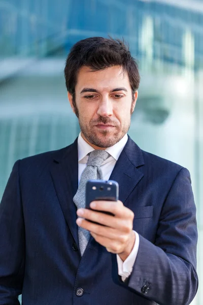 Muž používající mobilní telefon — Stock fotografie