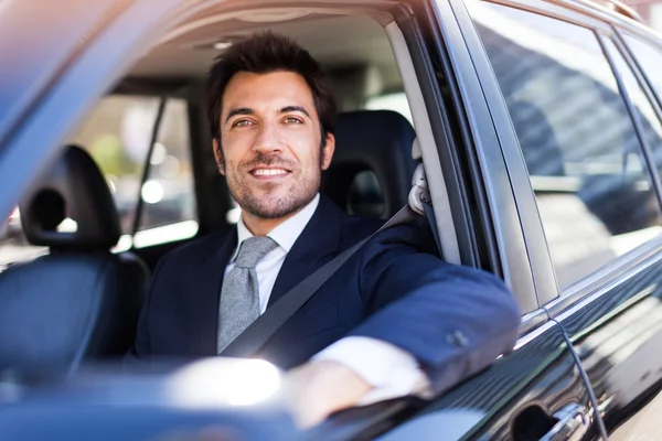 Hombre guapo conduciendo su coche — Foto de Stock