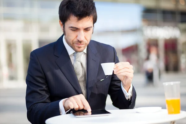 Empresario leyendo su tableta digital — Foto de Stock