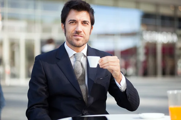 Zakenman drinken een kopje koffie — Stockfoto