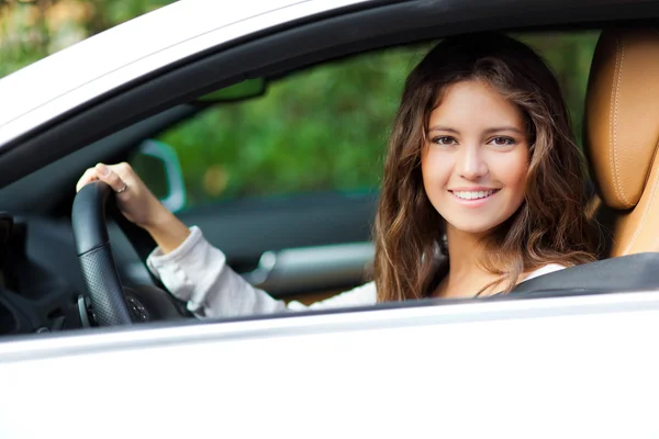 Zakenvrouw in auto — Stockfoto