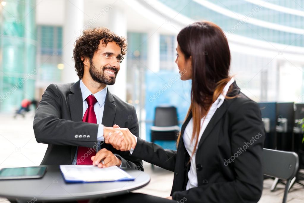 Деловая этика. Пожатие рук люди. Деловая встреча. Как называется человек который договаривается. Переговоры мужчина и женщина.