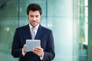 tablet bilgisayarıyla işadamı