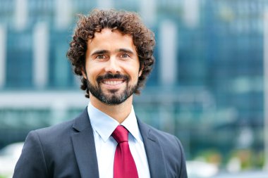 açık havada gülümseyen iş adamı