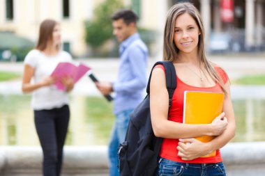 Kız öğrenci açık havada poz