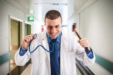 Bir çekici tutan doktor