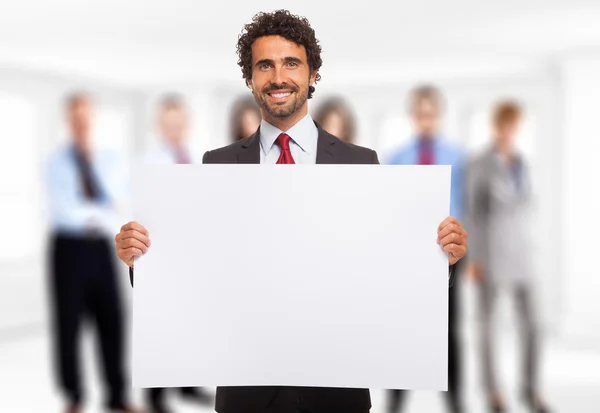 Homem segurando painel branco — Fotografia de Stock