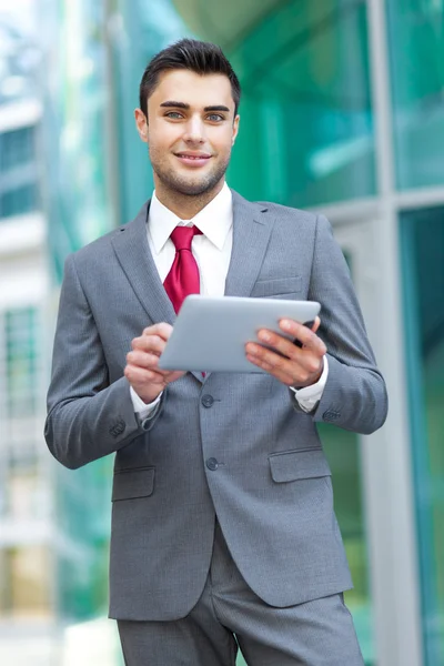 Geschäftsmann mit Tablet — Stockfoto