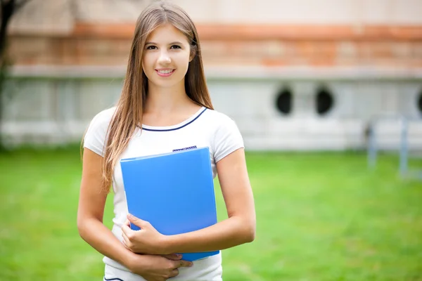 Student leende utomhus — Stockfoto